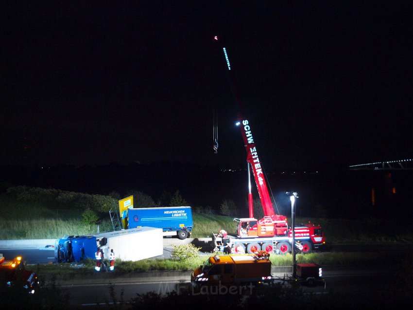 Einsatz BF Koeln PEINGEKLEMMT in Leverkusen P176.JPG